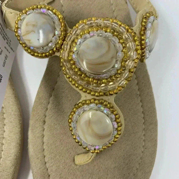 MIXIT Womens 9 Tan Faux Pearl Gold Jewel Detail Thong Sandals Slides NEW NWT - Picture 2 of 7